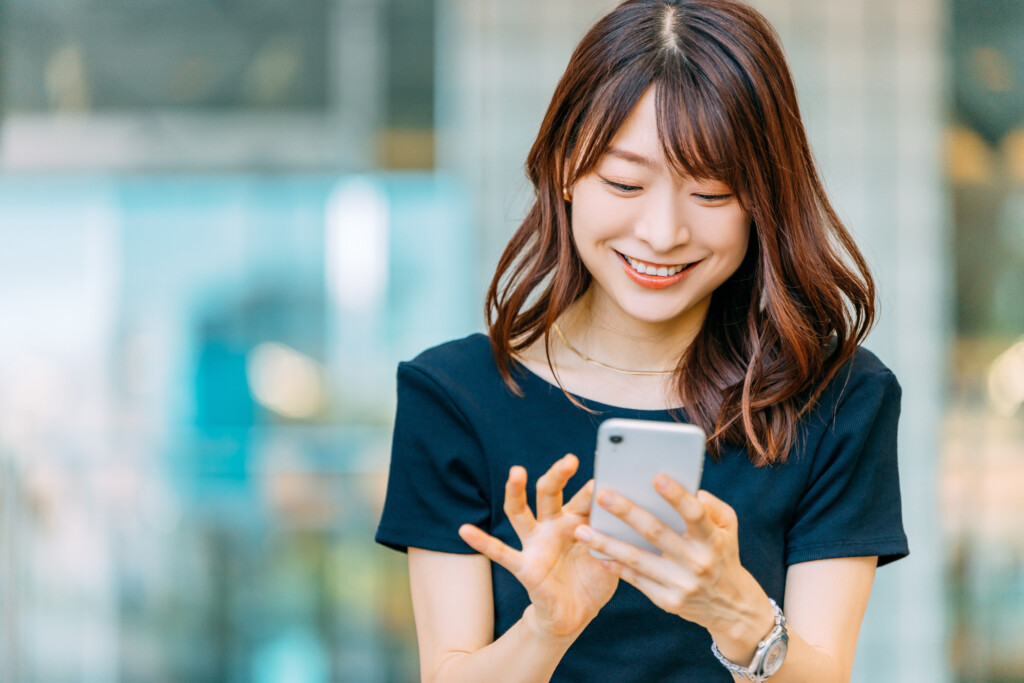 スマートフォンを操作する女性